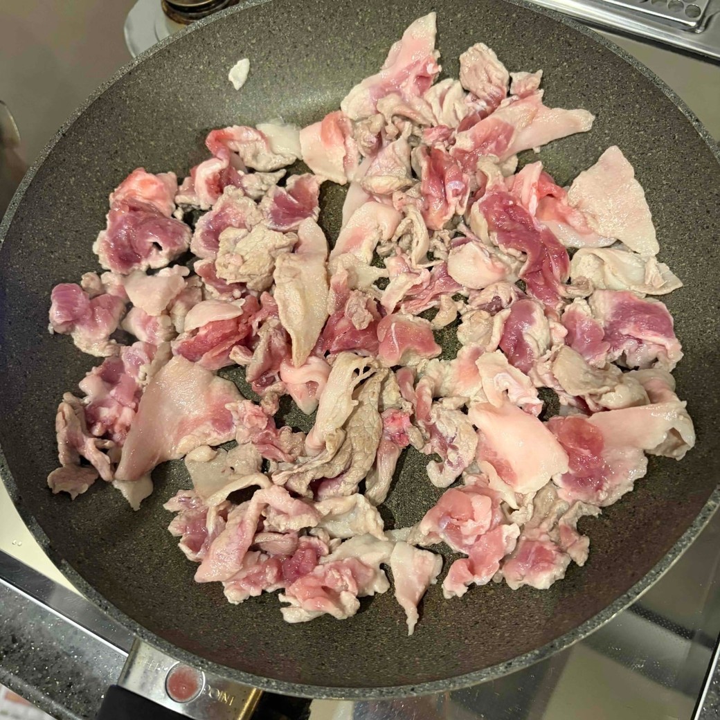 フライパンで肉を炒めているところ