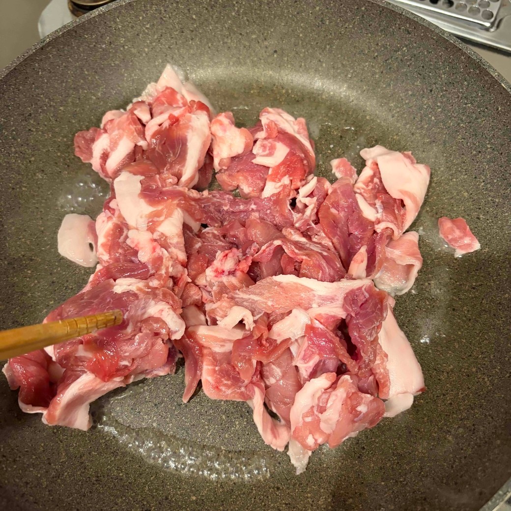 フライパンに肉を入れたところ