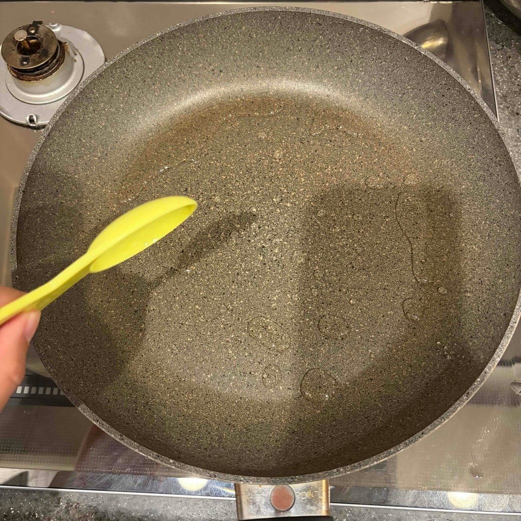 フライパンに水を入れているところ