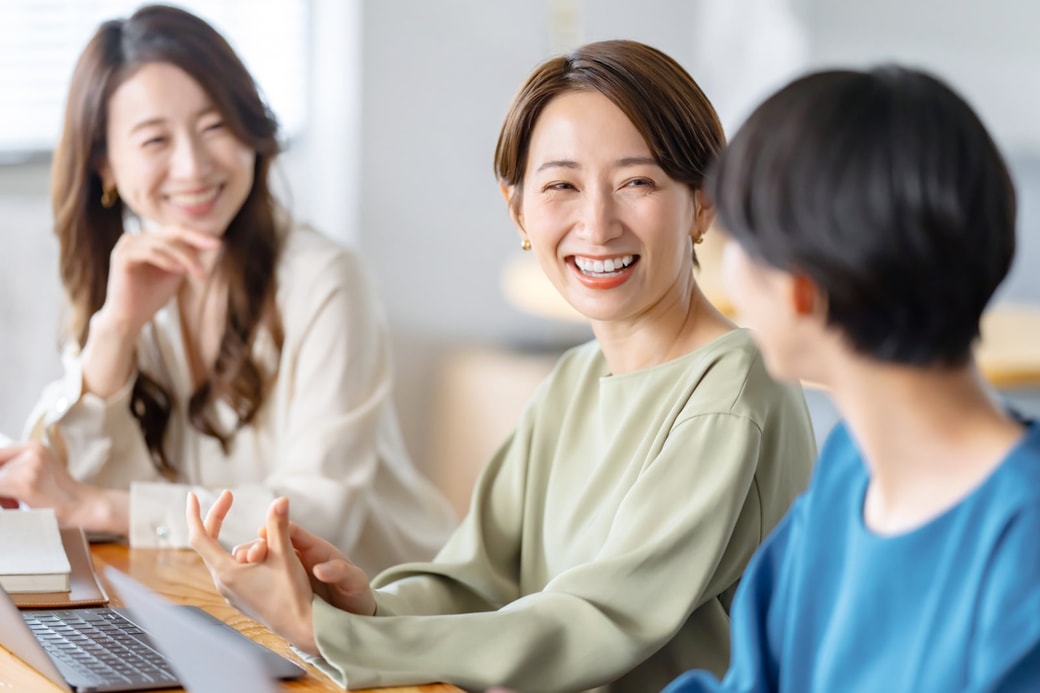 笑顔で会話する女性