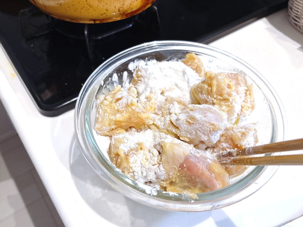 味を漬け込んだ鶏むね肉に粉をつける