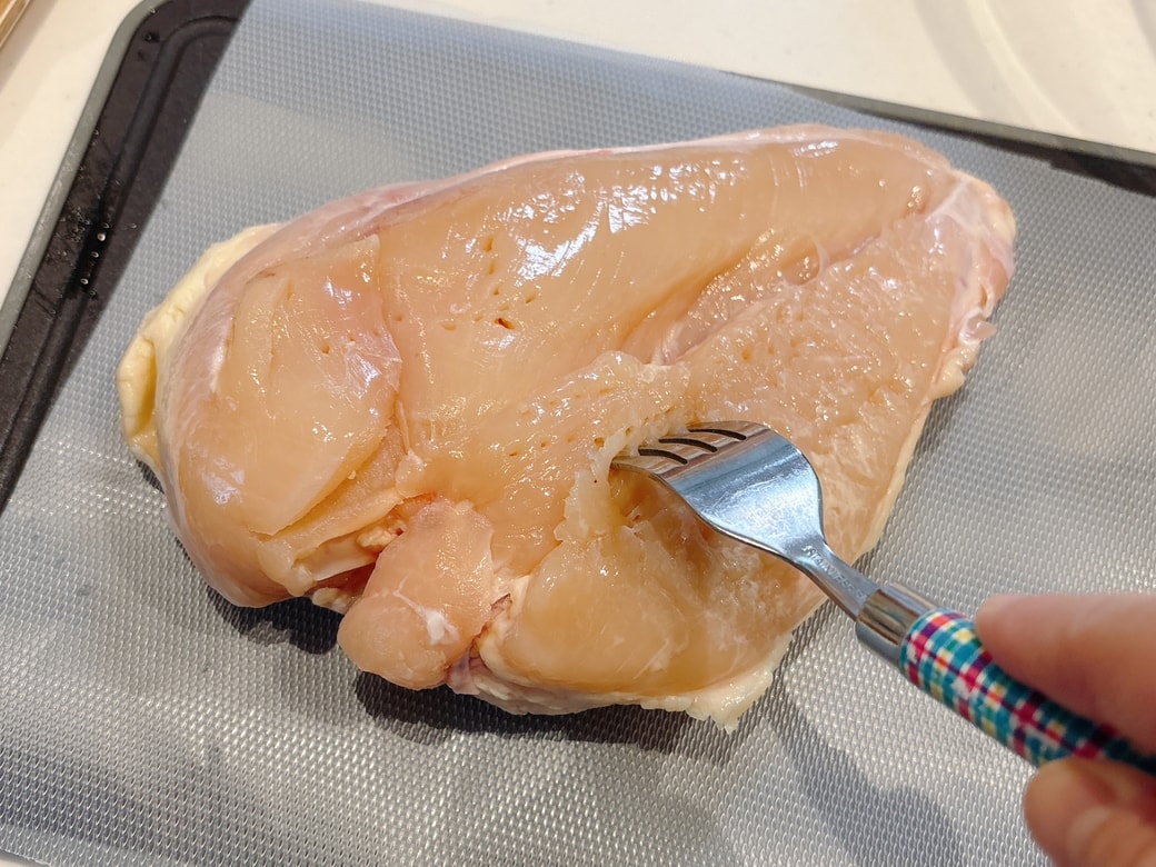 鶏むね肉にフォークで穴をさしておく