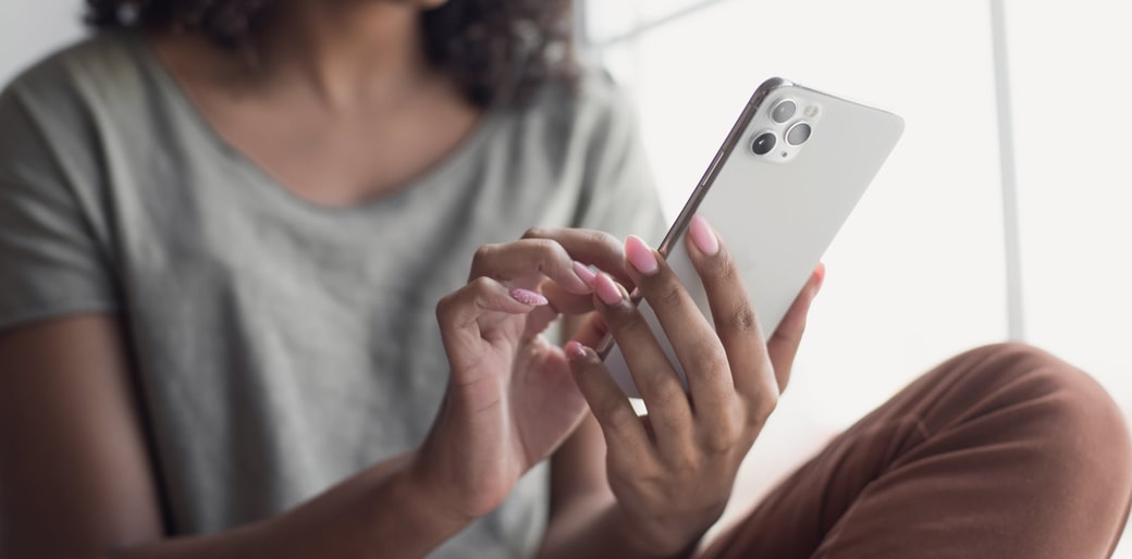 スマホを触る女性