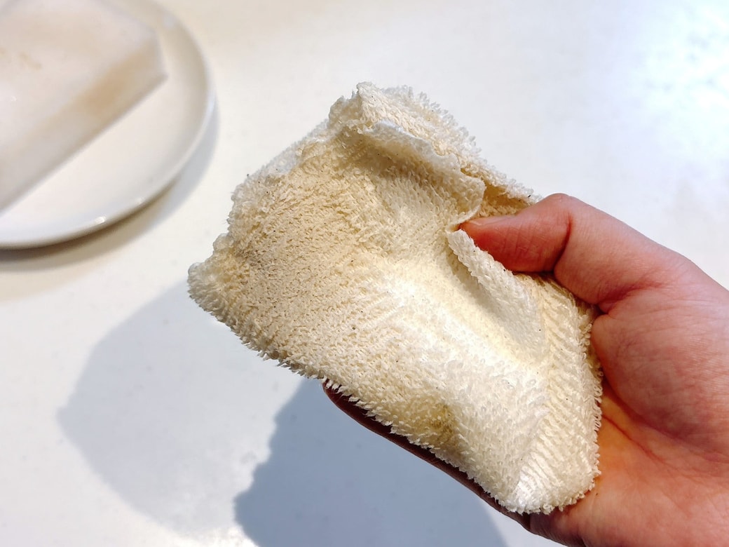 水拭きに使ったクロスに付着した汚れ