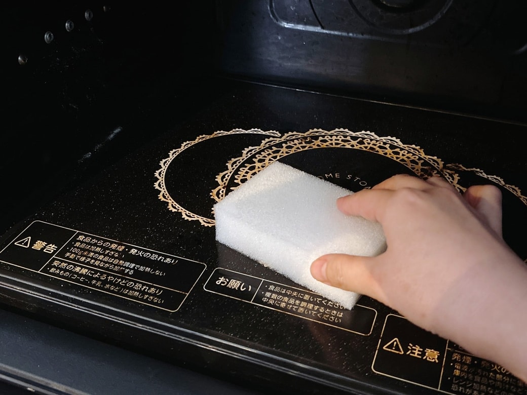 スポンジで庫内の汚れを拭き取る