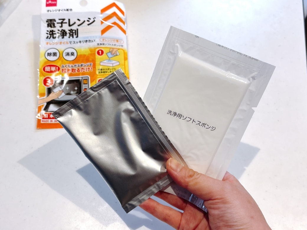 ダイソーの電子レンジ洗浄剤は、スポンジと洗浄液付き