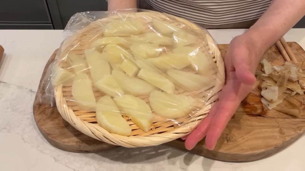 ふかしたじゃがいもを並べた皿