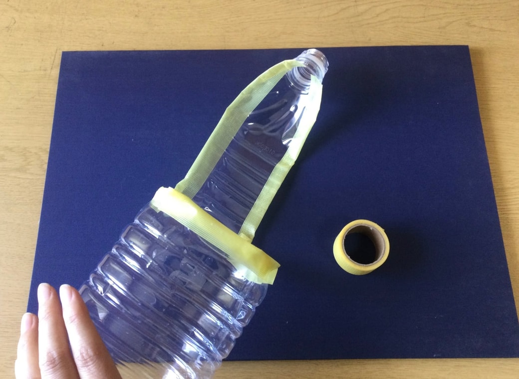 ペットボトルの切り口にマスキングテープを貼る