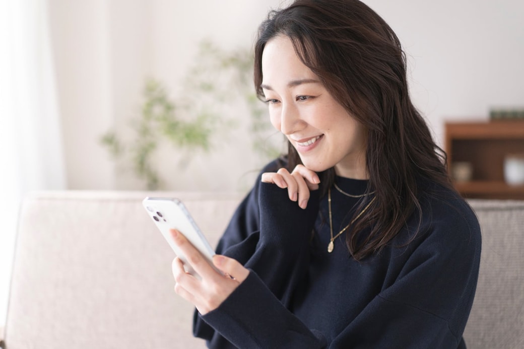 スマホに話す女性