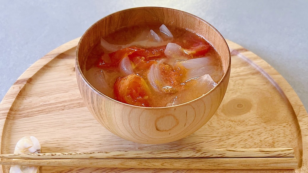 新玉ねぎとトマトのみそ汁