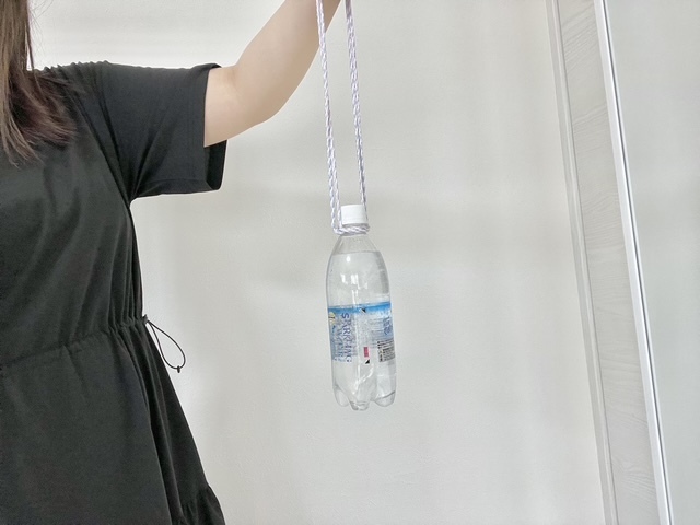 ひも1本で「即席ボトルホルダー」が完成