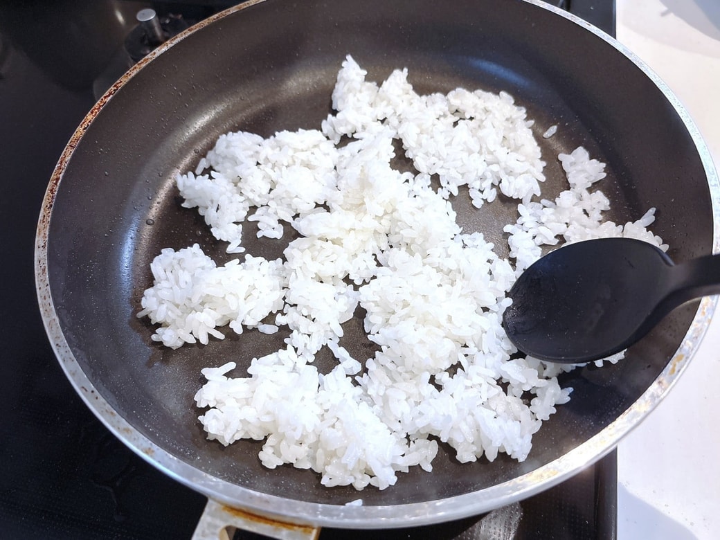 フライパンに油をひき、ごはんを炒める