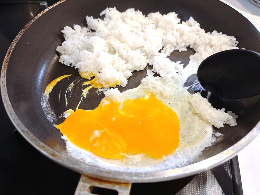 卵を割り入れて炒める