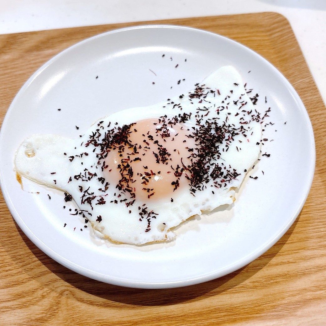 できあがった「ゆかり目玉焼き」