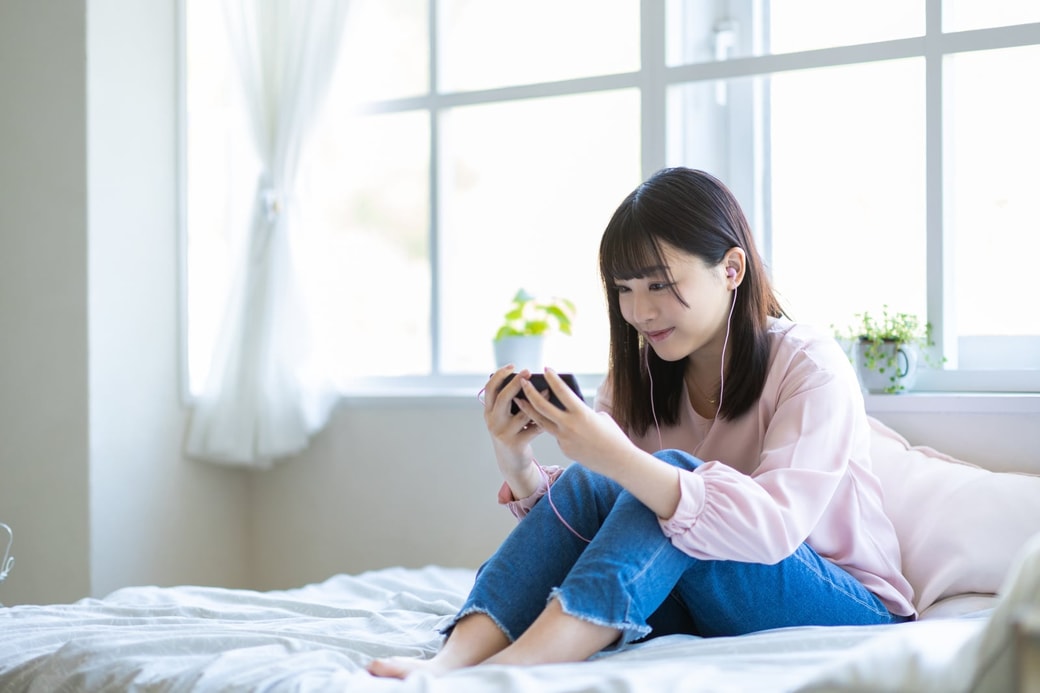 サブスクを楽しむ女性