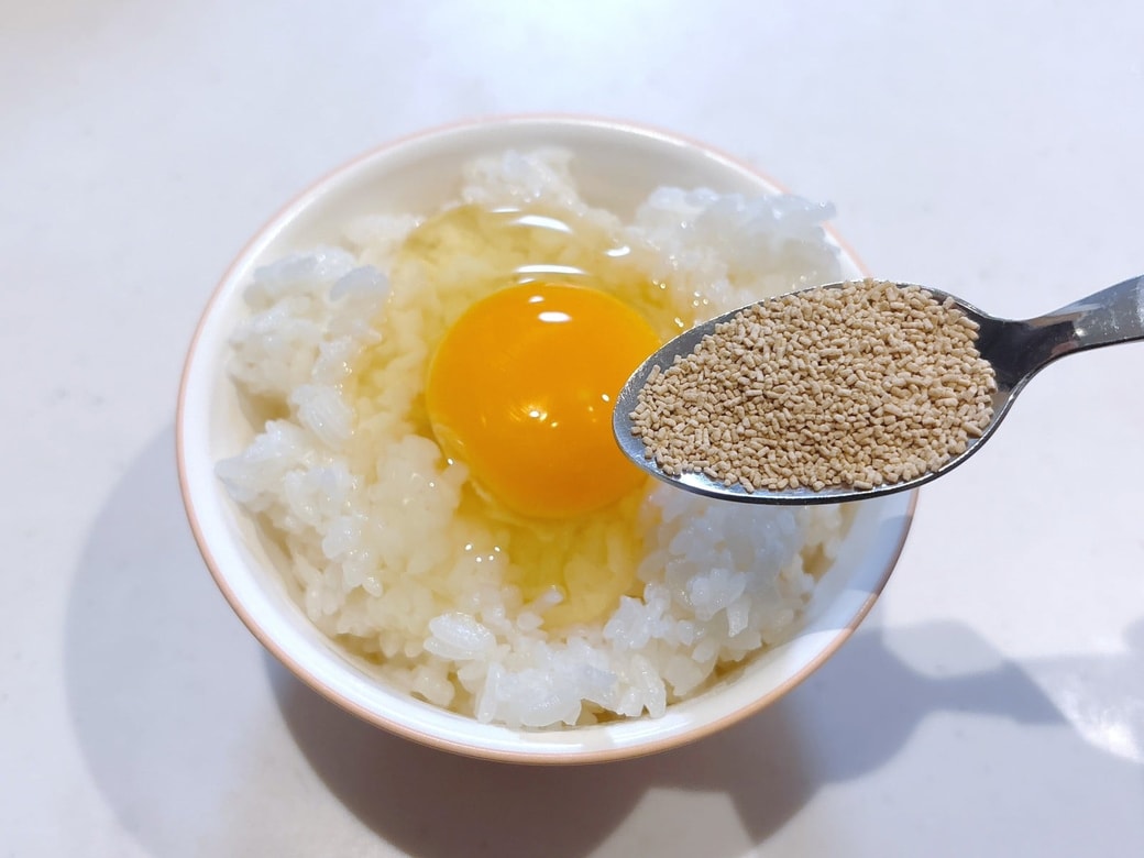 卵かけごはんにほんだしをかける