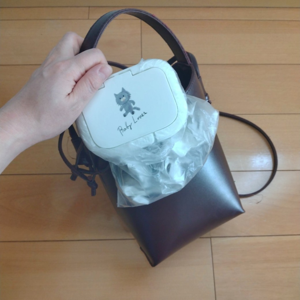おしりふきのふたとビニール袋を組み合わせると簡易ゴミ袋になる!
