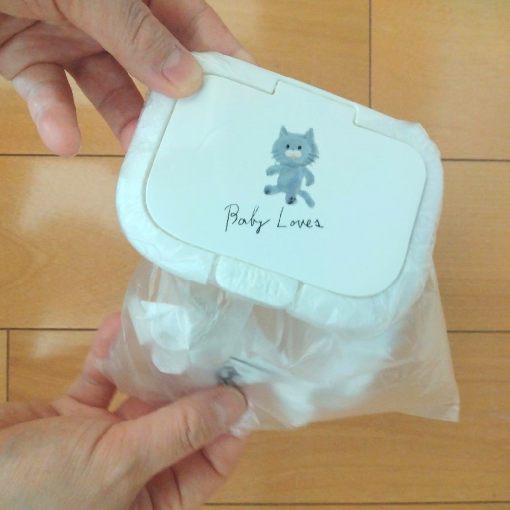 おしりふきのふたとビニール袋を組み合わせたもの
