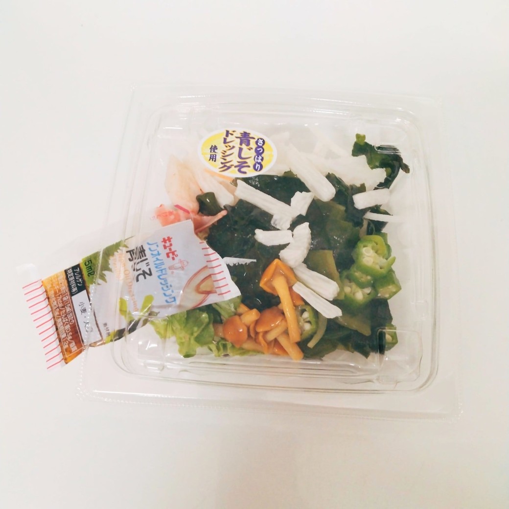 ドレッシングとサラダ