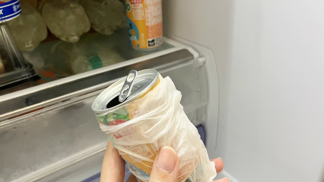 キッチンペーパーで巻き付けた缶ドリンクを飲んだ様子