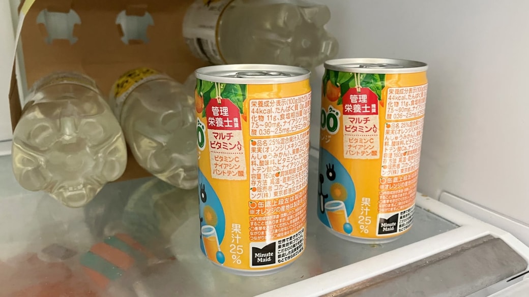 冷蔵庫に入っている2つの缶ドリンク