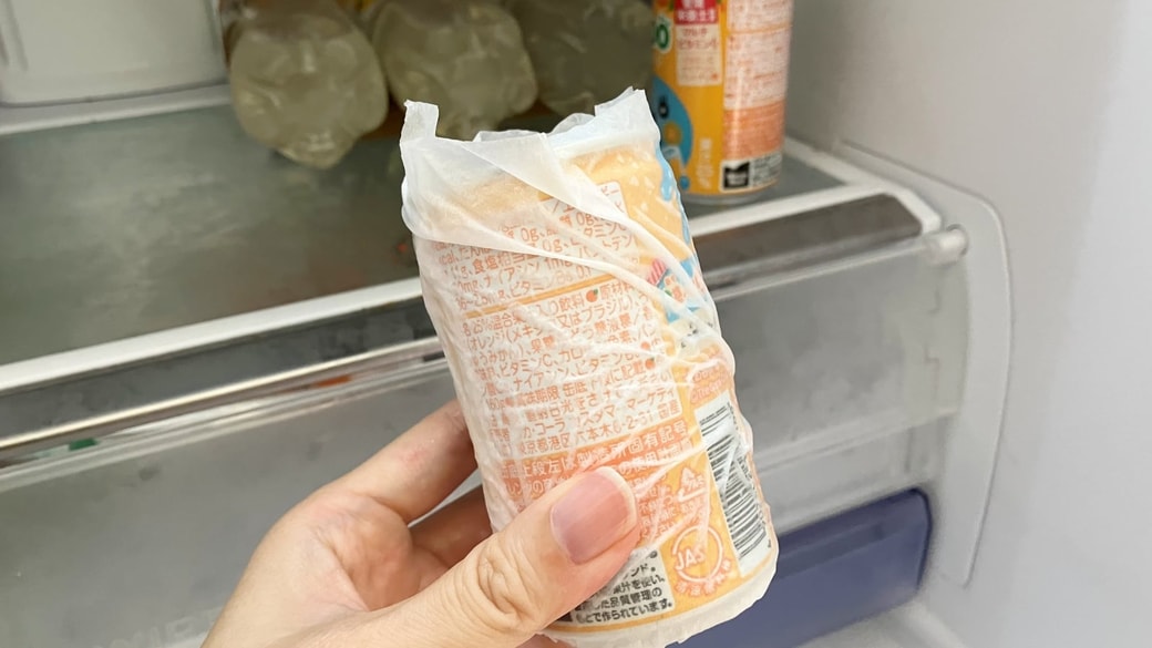 キッチンペーパーを巻き付けた缶ドリンク