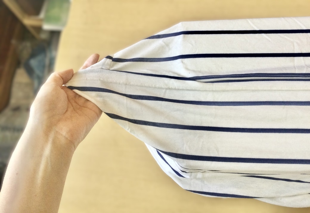 段ボールにTシャツをかぶせる