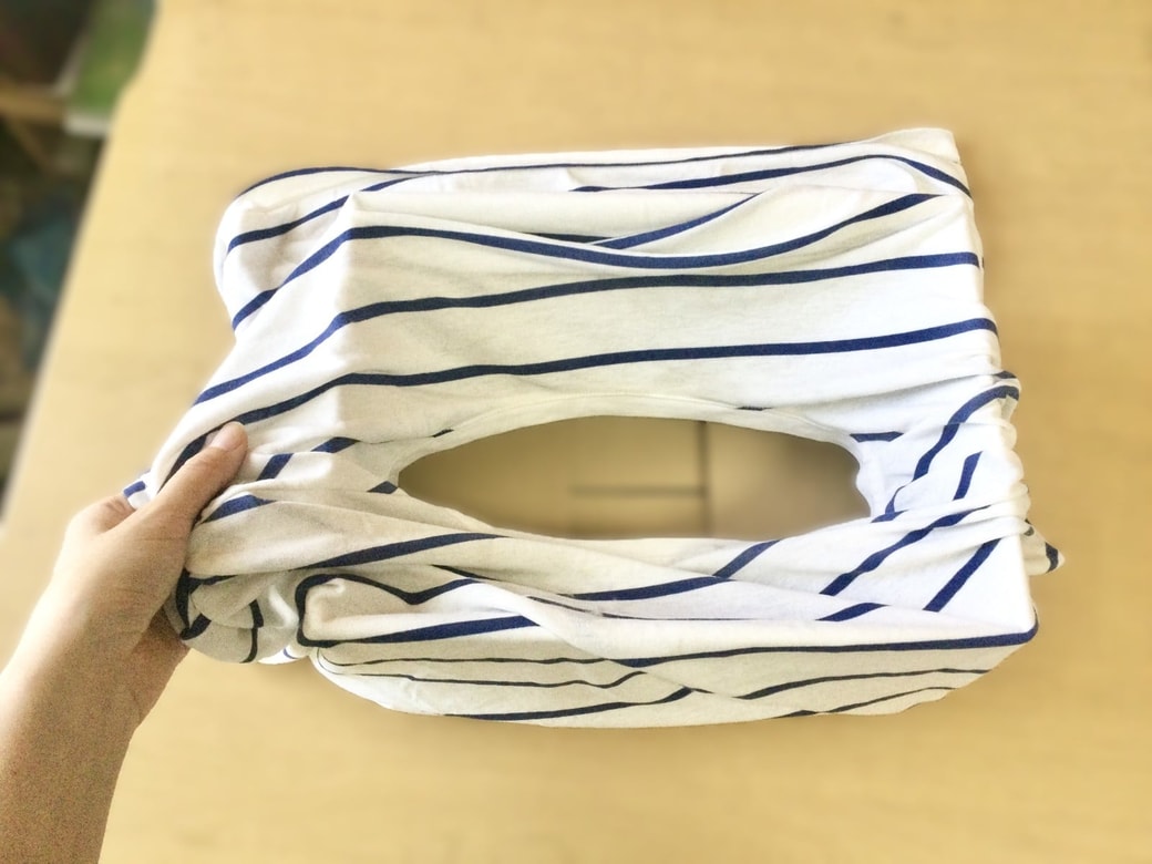 段ボールにTシャツをかぶせる