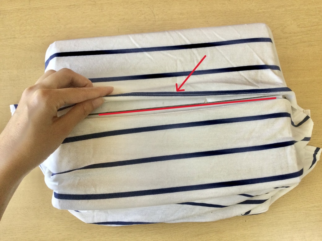 段ボールにTシャツをかぶせる