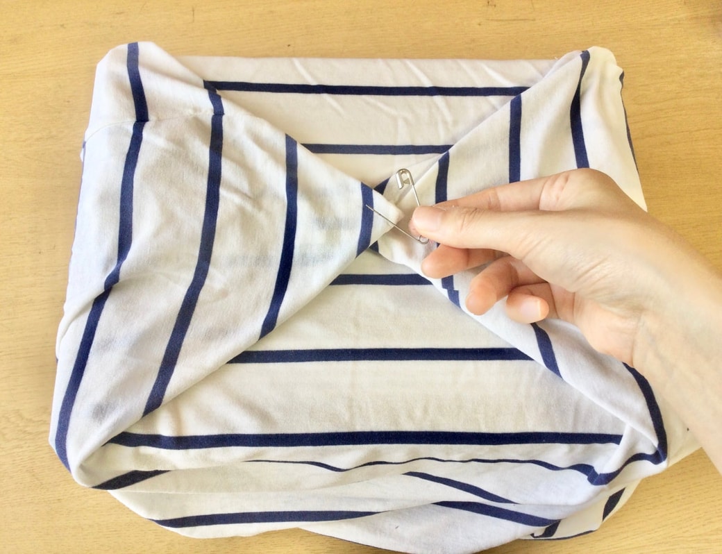 段ボールにTシャツをかぶせる