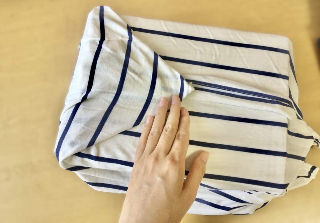 段ボールにTシャツをかぶせる
