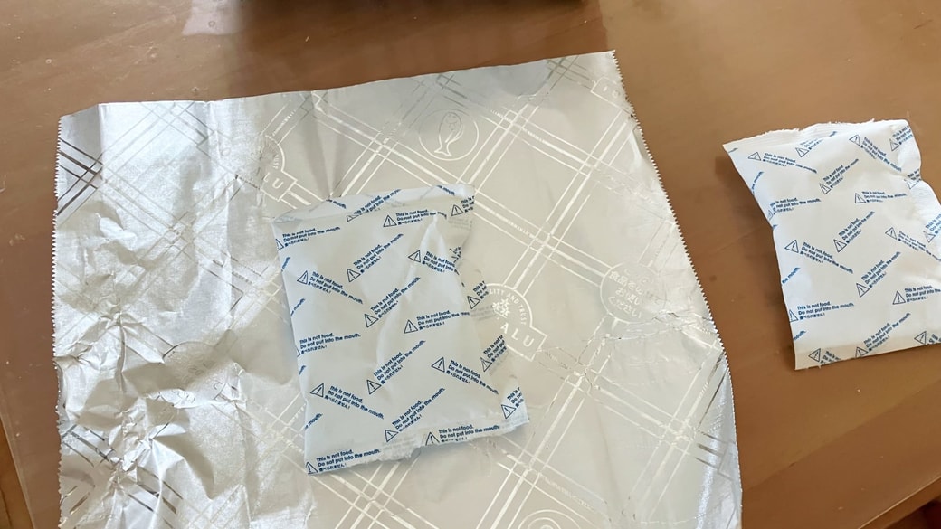 アルミホイルに巻く前の保冷剤とそのままの保冷剤