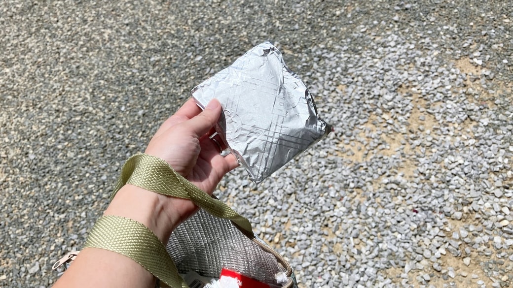 外で保冷剤を確認する様子