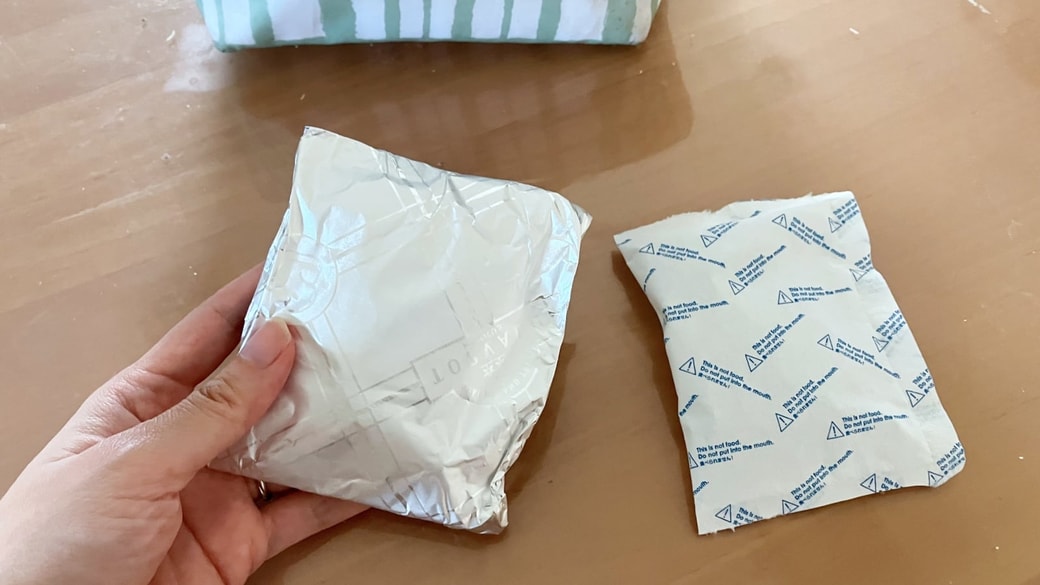 アルミホイルに巻いた保冷剤とそのままの保冷剤