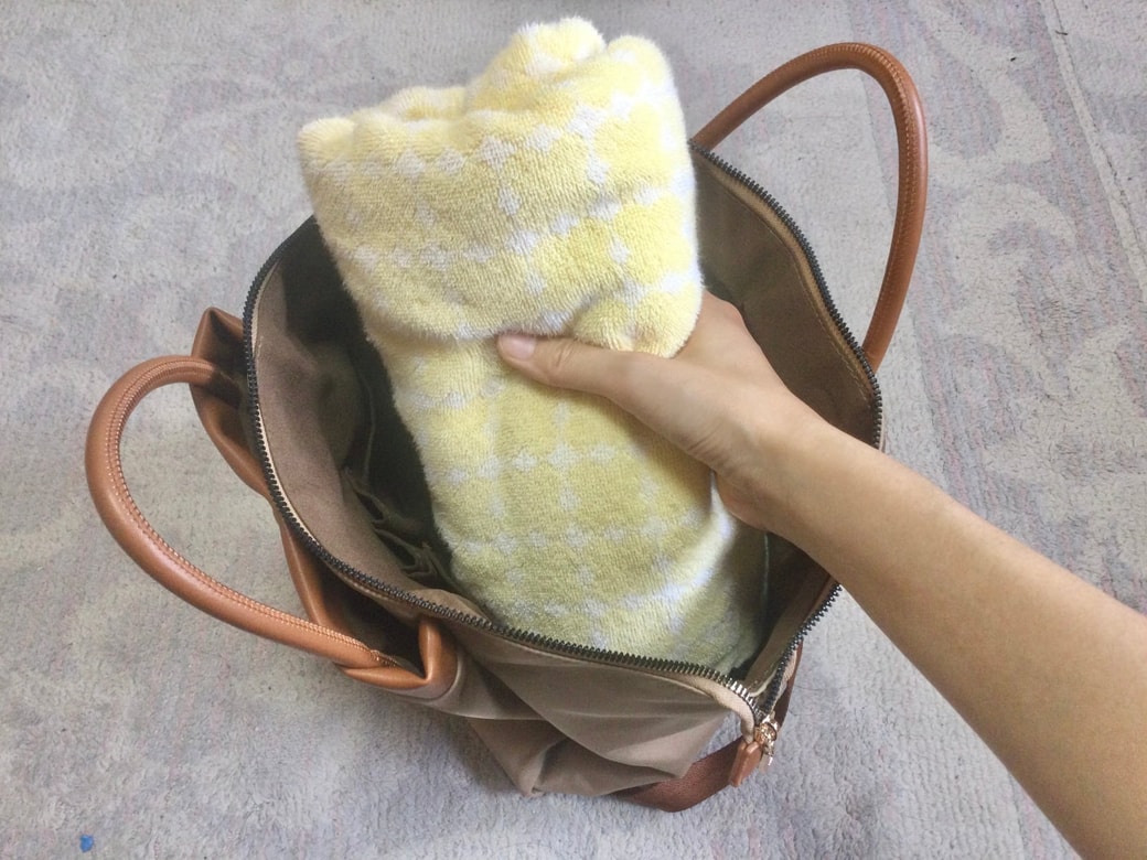 バッグにタオルを詰める