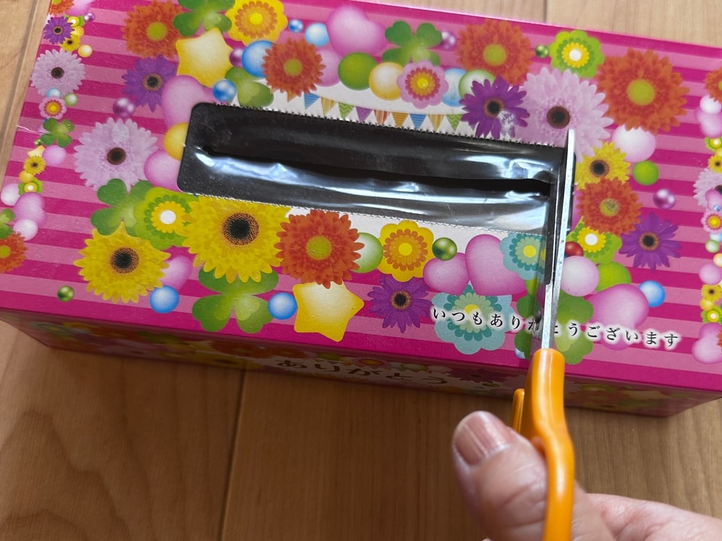 ティッシュケースのビニールを取り除く