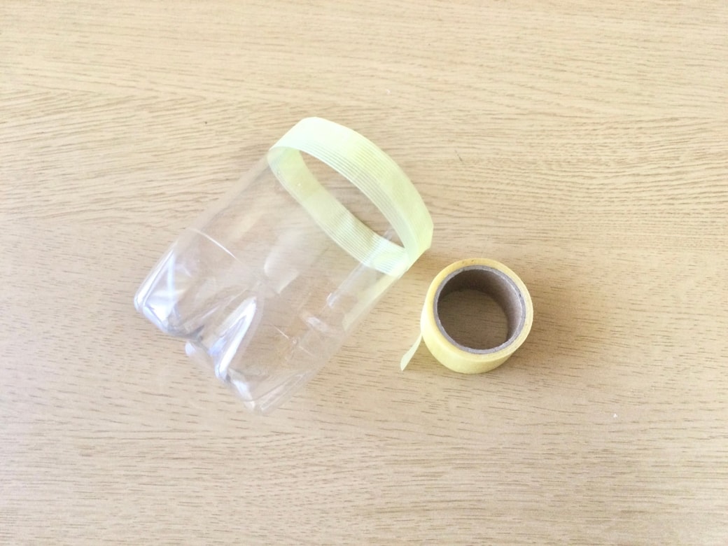 ペットボトルの切り口にマスキングテープを巻く