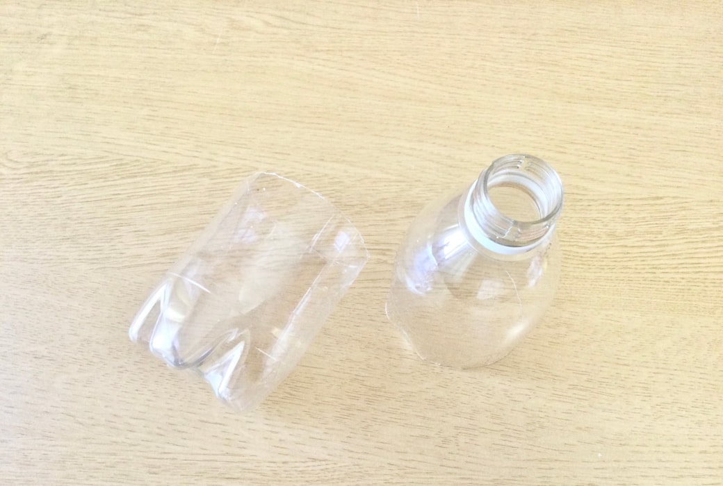 ペットボトルを半分に切る