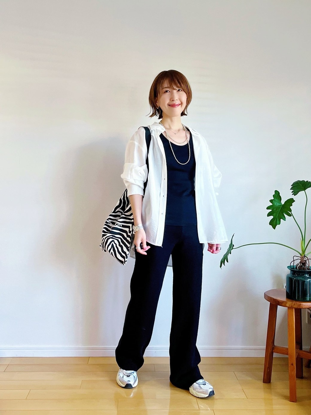 白シャツで仕上げてさわやかな印象に。