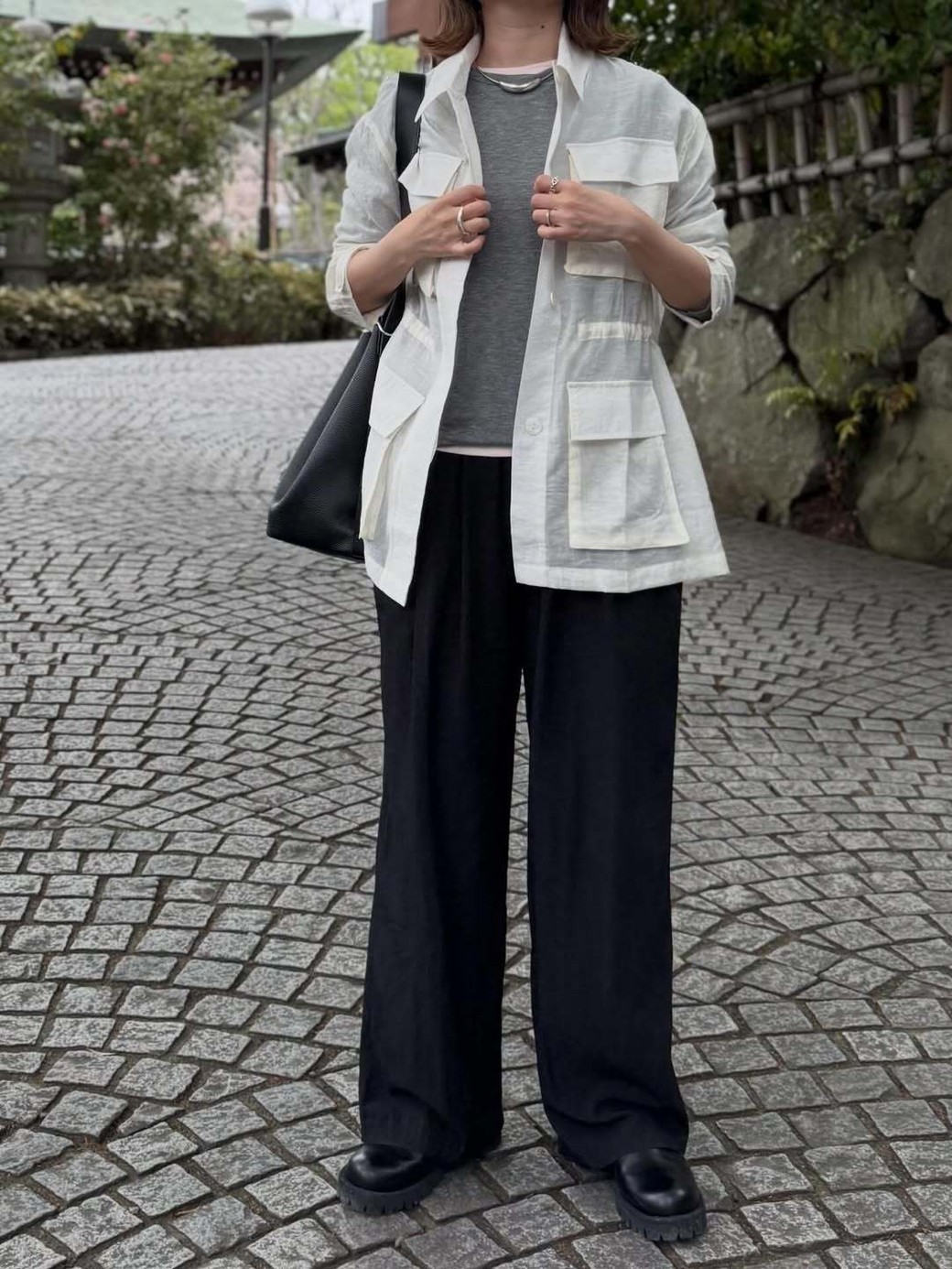 白黒でまとめず、グレーをプラスし、透け感のあるシャツで大人の雰囲気に。
