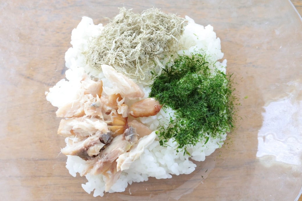 「さばととろろ昆布と青のりのおにぎり」