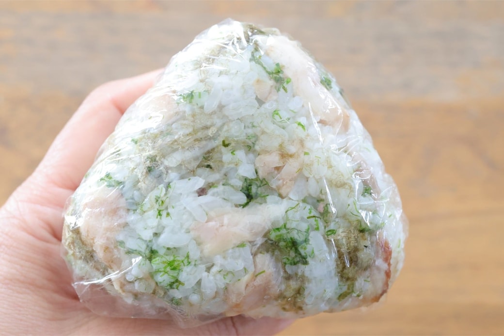 「さばととろろ昆布と青のりのおにぎり」