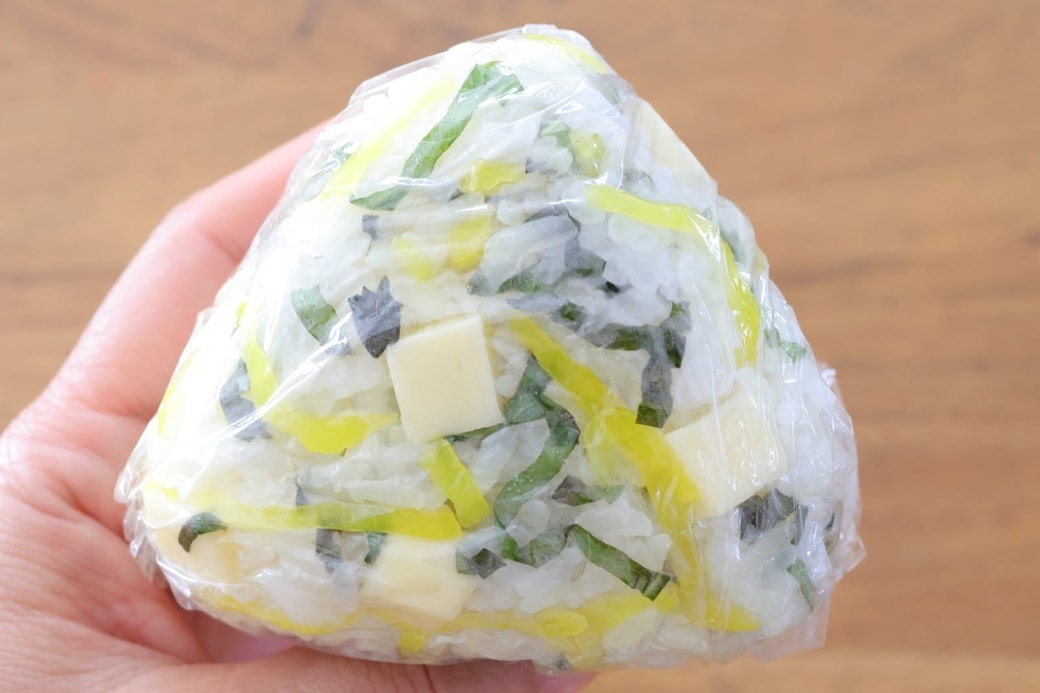 「たくあんとチーズと大葉のおにぎり」