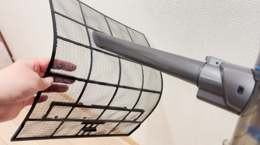 フィルターに掃除機をかける