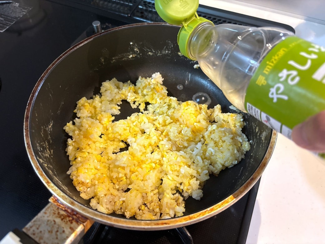 酢・醤油・塩こしょうで味付けする
