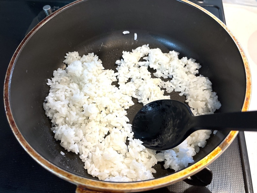 油をひいたフライパンでごはんを炒める