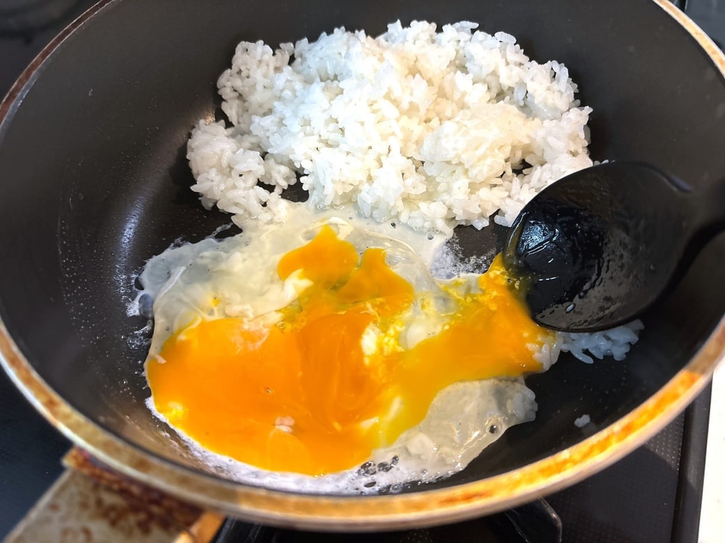 卵を割り入れて炒める