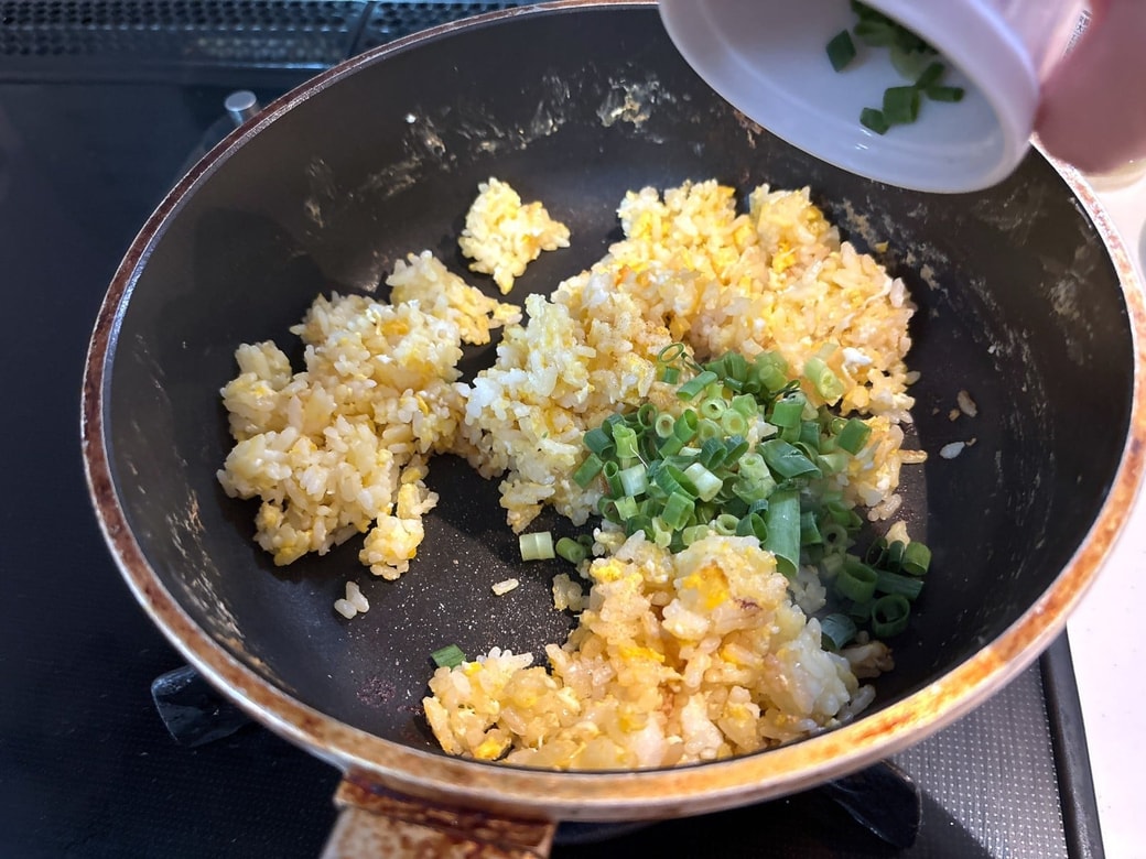 刻みねぎを加える