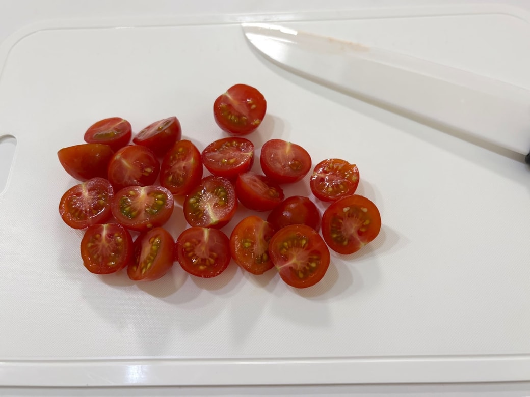 ミニトマトを半分に切る