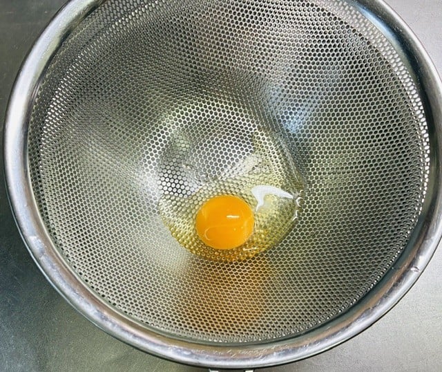 ザルに卵